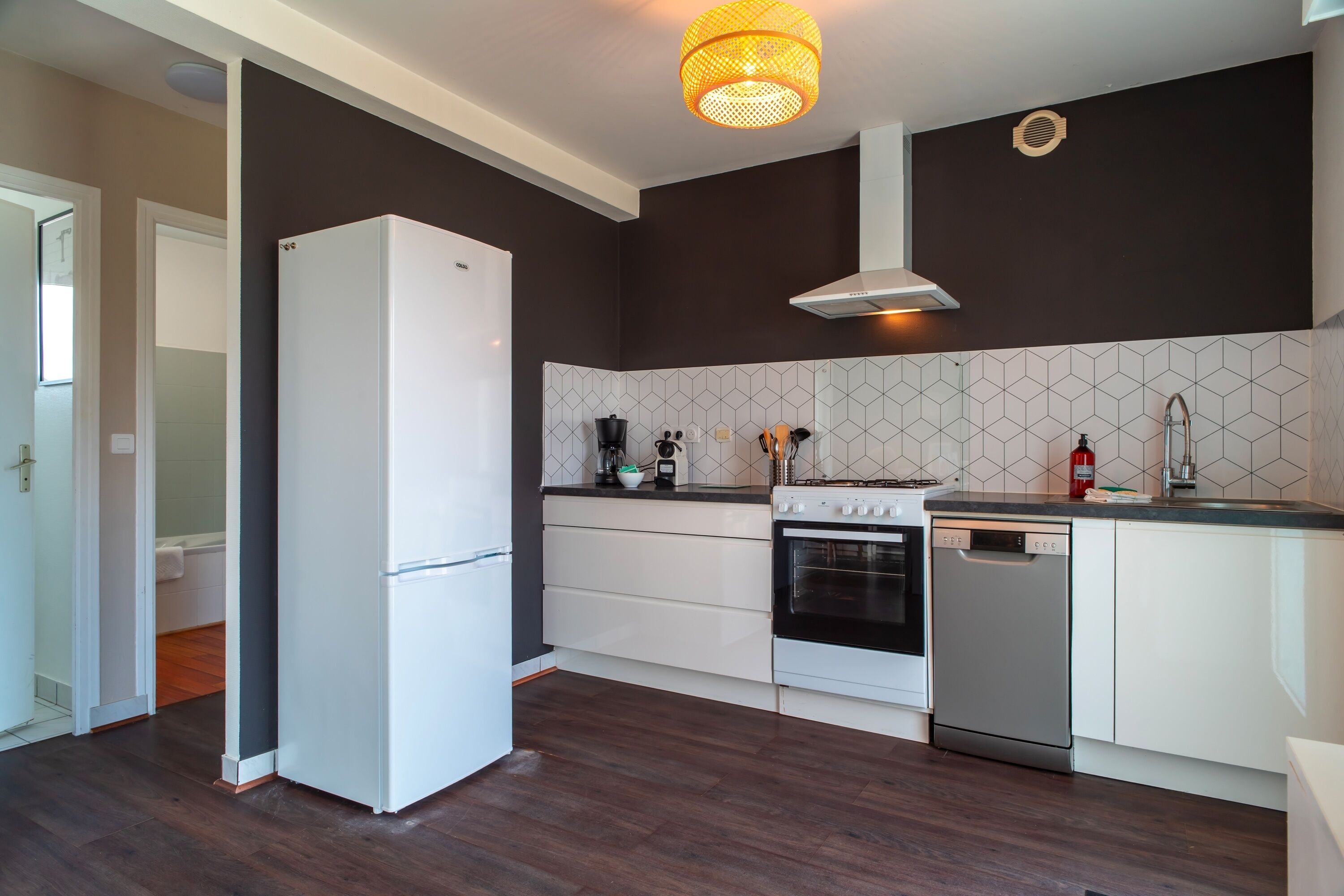 Kühlschrank, Mikrowelle, Ofen, Geschirrspüler