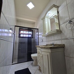 Shower, toilet paper - Residencial 01 – Your perfect accommodation close to the beach. (Bombinhas)
