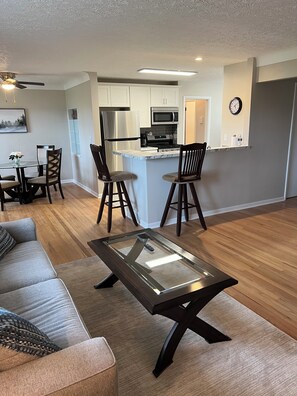 Smart TV - Nice 3-bedroom house in charming Avon Lake close to lake with boat parking (Avon Lake)