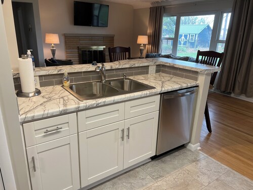 Nice 3-bedroom house in charming Avon Lake close to lake with boat parking