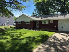 Exterior - Nice 3-bedroom house in charming Avon Lake close to lake with boat parking (Avon Lake)