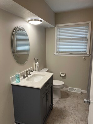 Haartrockner, Handtücher, Seife, Toilettenpapier