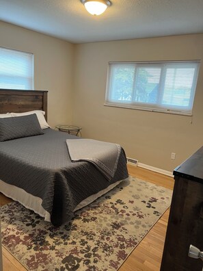 3 عدّة غرف نوم ومكواة/لوح كي وواي فاي مجانًا وملاءات أسرّة