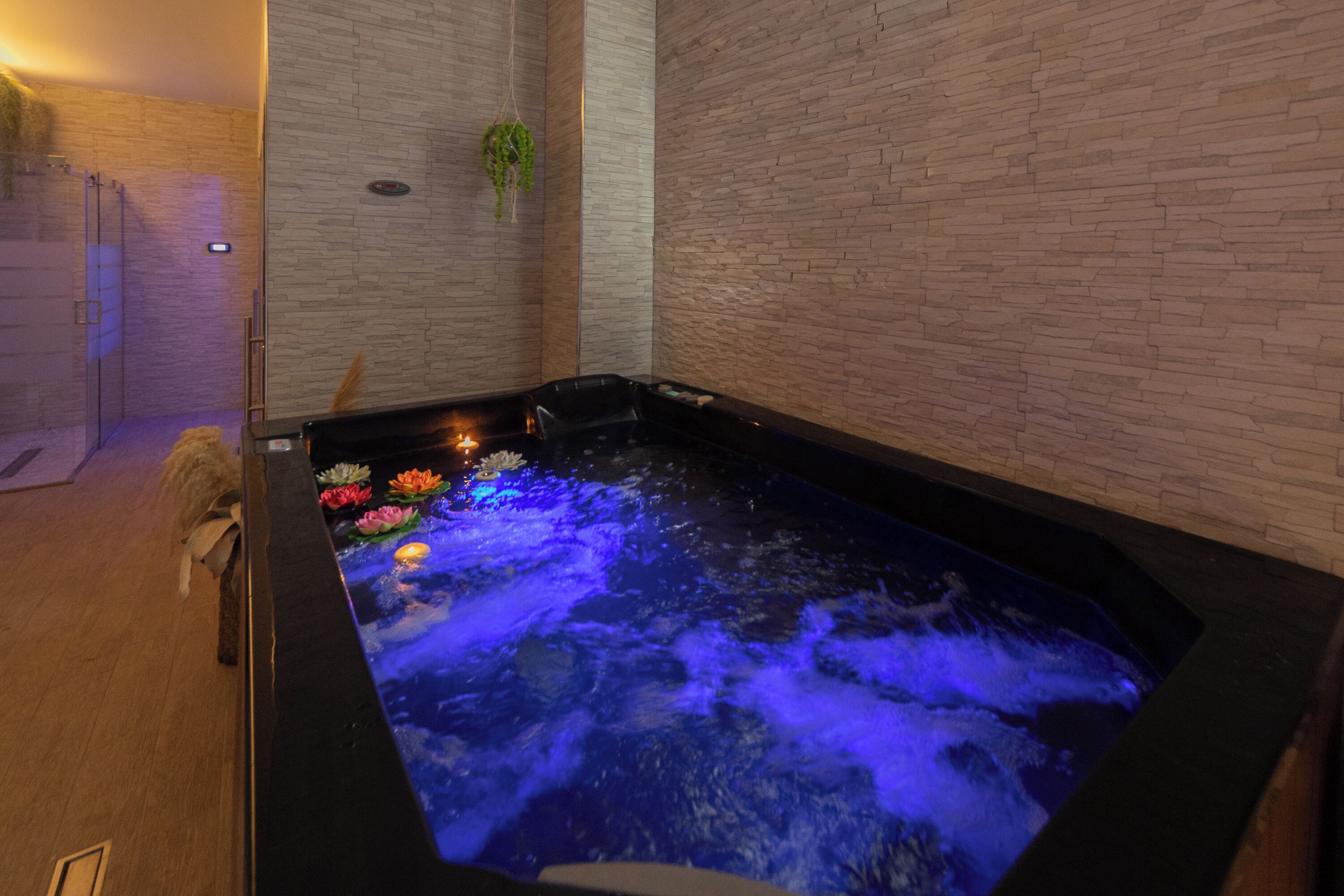 1 treatment room, massages