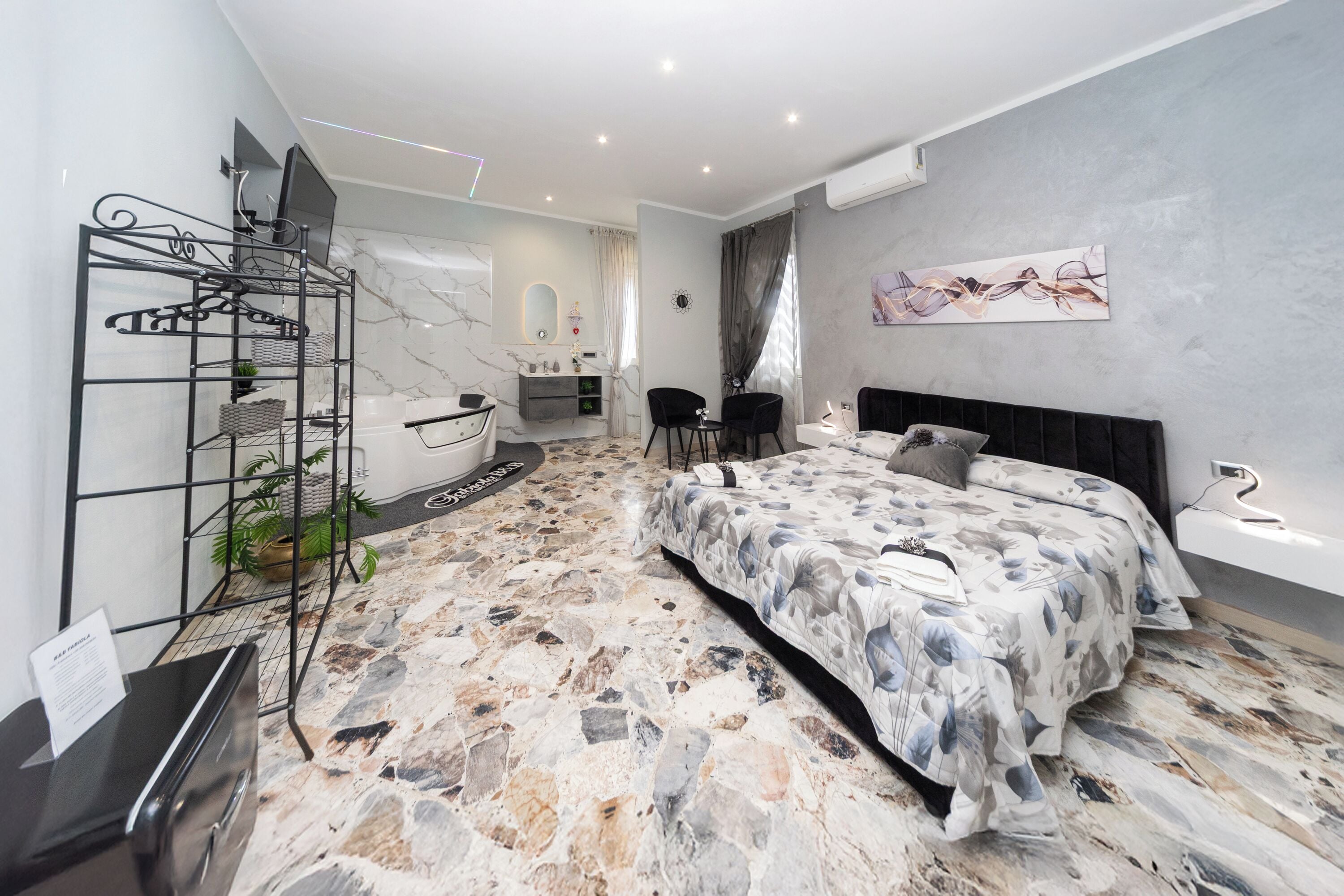 Deluxe Room | Individually decorated, individually furnished, blackout curtains