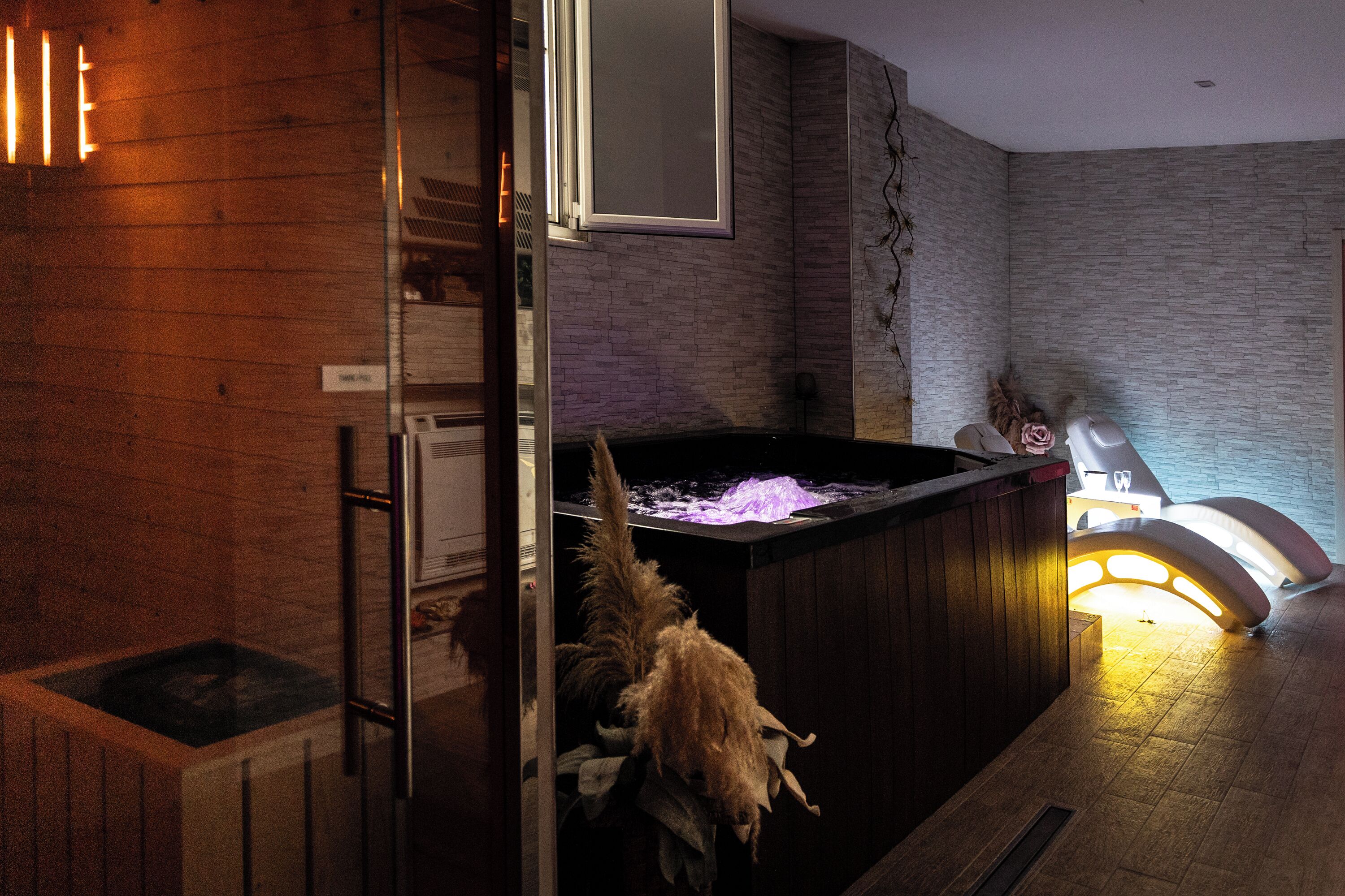 1 treatment room, massages