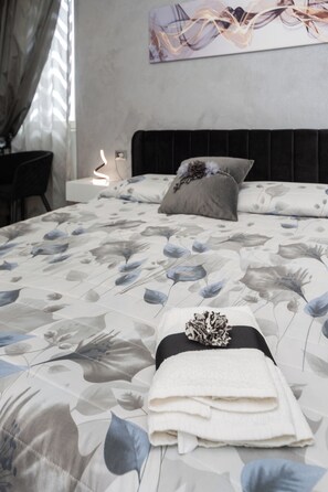 Deluxe Room | Individually decorated, individually furnished, blackout drapes