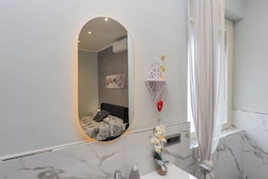 Deluxe-Zimmer | Badezimmer | Haartrockner, Handtücher, Seife, Shampoo
