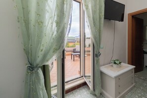 بديكورات فريدة لكل غرفة وطراز فريد لكل وحدة وستائر تعتيم ومكواة/لوح كي