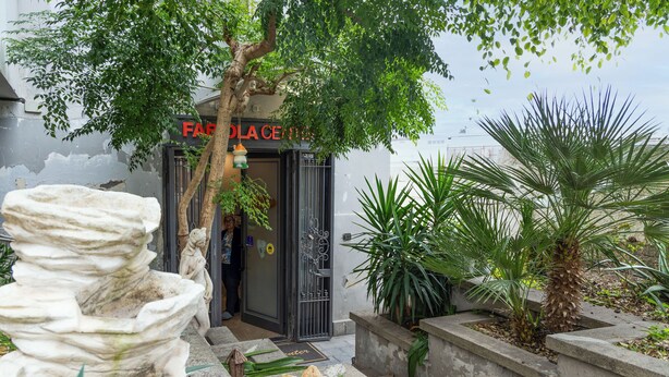 A building entrance with a sign reading "FABOLCA CENTRO". - Fabiola Guest House (Pompei)