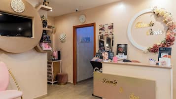 1 treatment room, massages