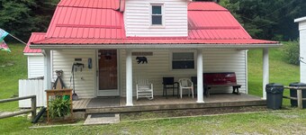 Pet friendly 4-bedroom house in Bramwell across from HMT's Pocahontas trailhead