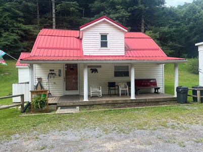 Pet friendly 4-bedroom house in Bramwell across from HMT's Pocahontas trailhead