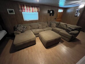 TV - Pet friendly 4-bedroom house in Bramwell across from HMT's Pocahontas trailhead (Bramwell)