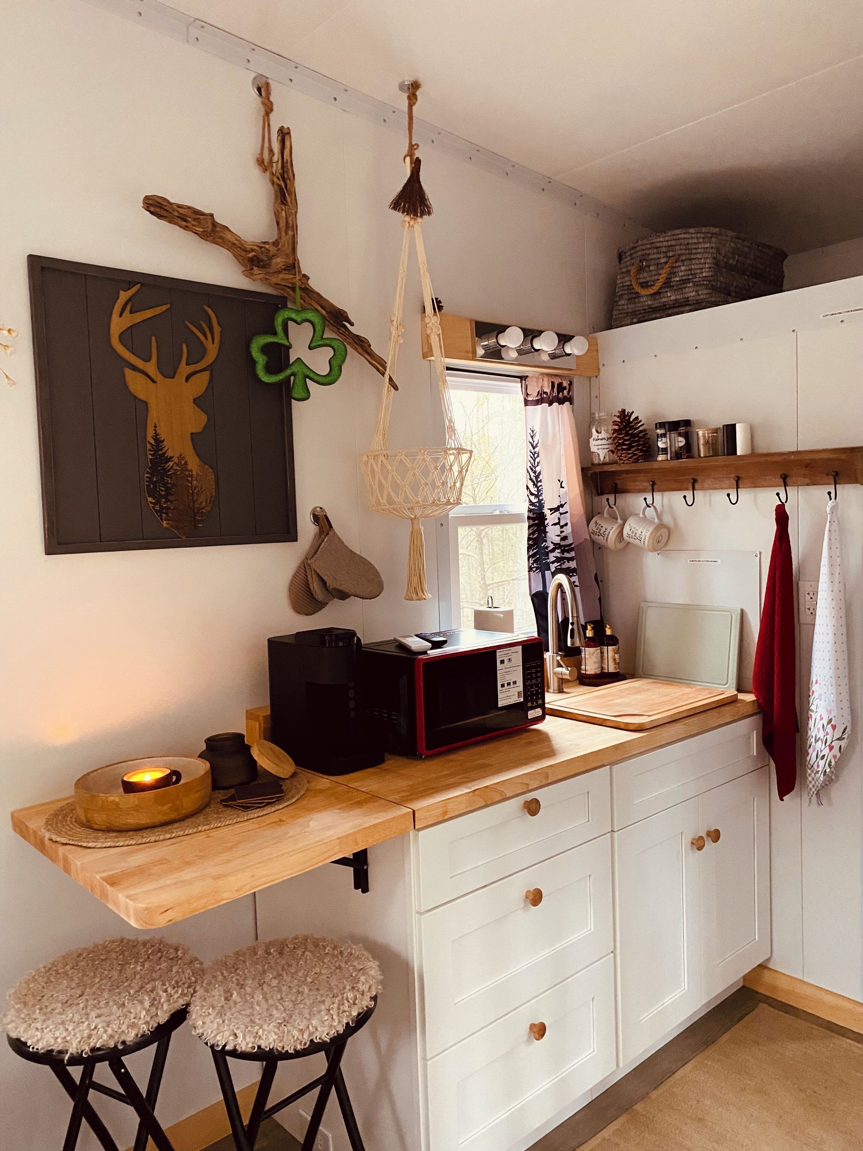 Réfrigérateur, micro-ondes, cafetière/bouilloire, grille-pain