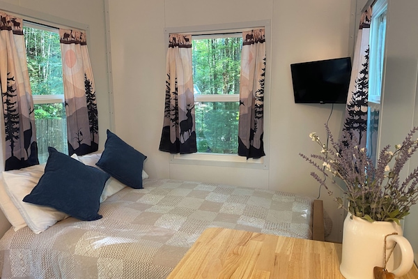 Tabla de planchar con plancha, wifi gratis y ropa de cama