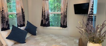 Enjoyable 1-bedroom Tiny cottage with AC /heat and Hot Tub in charming Del Rio