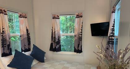 Enjoyable 1-bedroom Tiny cottage with AC /heat and Hot Tub in charming Del Rio