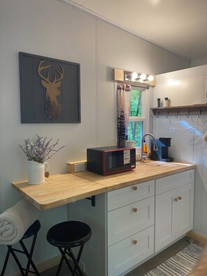 Kühlschrank, Mikrowelle, Wasserkocher mit Kaffee-/Teezubehör, Toaster