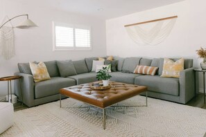 Una Smart TV, una chimenea, libros, una pantalla de ordenador