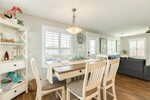 Dining - NEW | Walk to Beach | Bay | Hot Tub | Fire Pit | Pets Welcome | Beach Accessories | Grill | Patio (Surfside Beach)