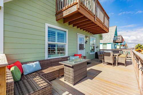 NEW | Walk to Beach | Bay | Hot Tub | Fire Pit | Pets Welcome | Beach Accessories | Grill | Patio