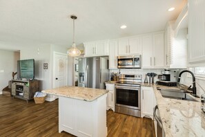Fridge, microwave, oven, stovetop - NEW | Walk to Beach | Bay | Hot Tub | Fire Pit | Pets Welcome | Beach Accessories | Grill | Patio (Surfside Beach)