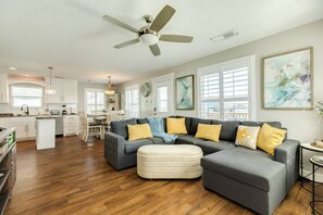 TV - NEW | Walk to Beach | Bay | Hot Tub | Fire Pit | Pets Welcome | Beach Accessories | Grill | Patio (Surfside Beach)