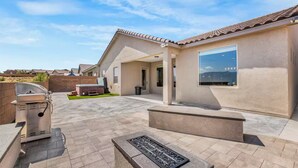 A modern outdoor patio with a grill, seating area, and a fire feature. - 4-bedroom + Hot tub + Firepit + Sandia views (Rio Rancho)
