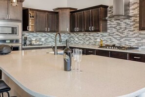 Fridge, microwave, oven, stovetop - 4-bedroom + Hot tub + Firepit + Sandia views (Rio Rancho)