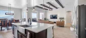 4-bedroom + Hot tub + Firepit + Sandia views