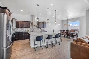 Fridge, microwave, oven, stovetop - 4-bedroom + Hot tub + Firepit + Sandia views (Rio Rancho)