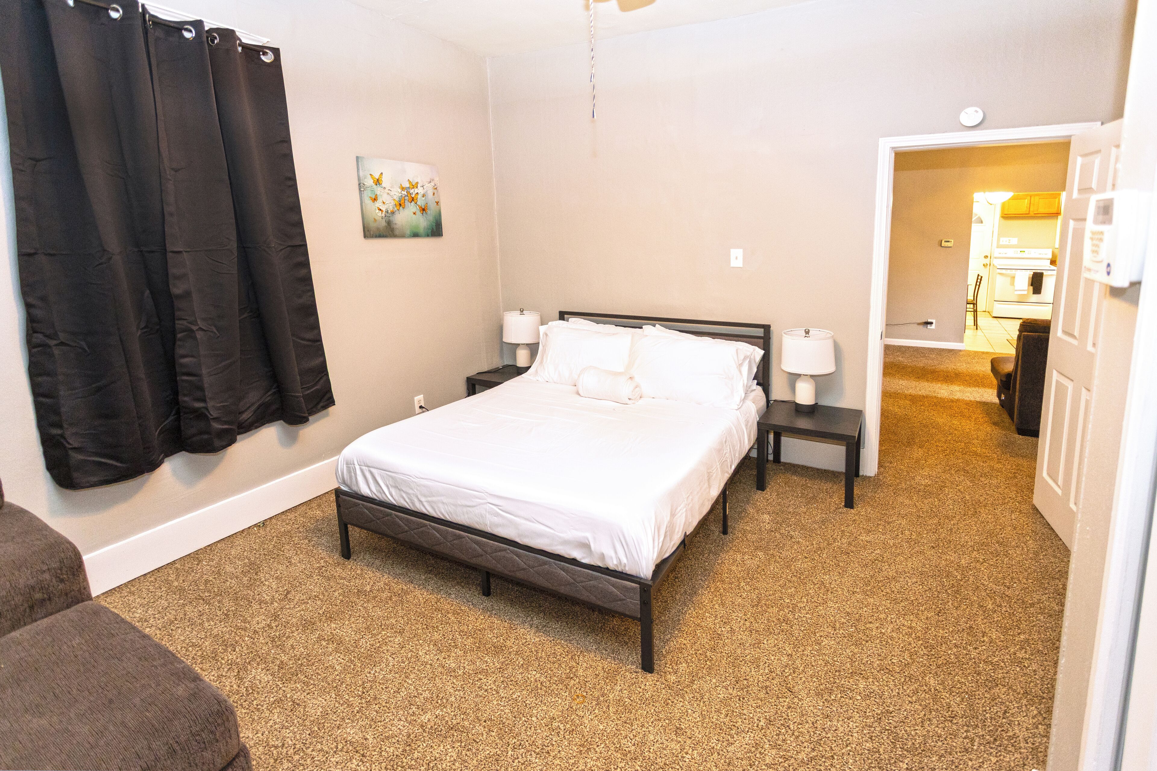 Een strijkplank/strijkijzer, wifi, beddengoed