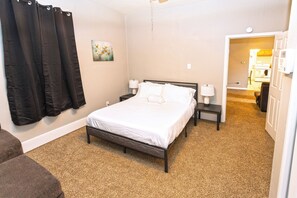 Een strijkplank/strijkijzer, wifi, beddengoed