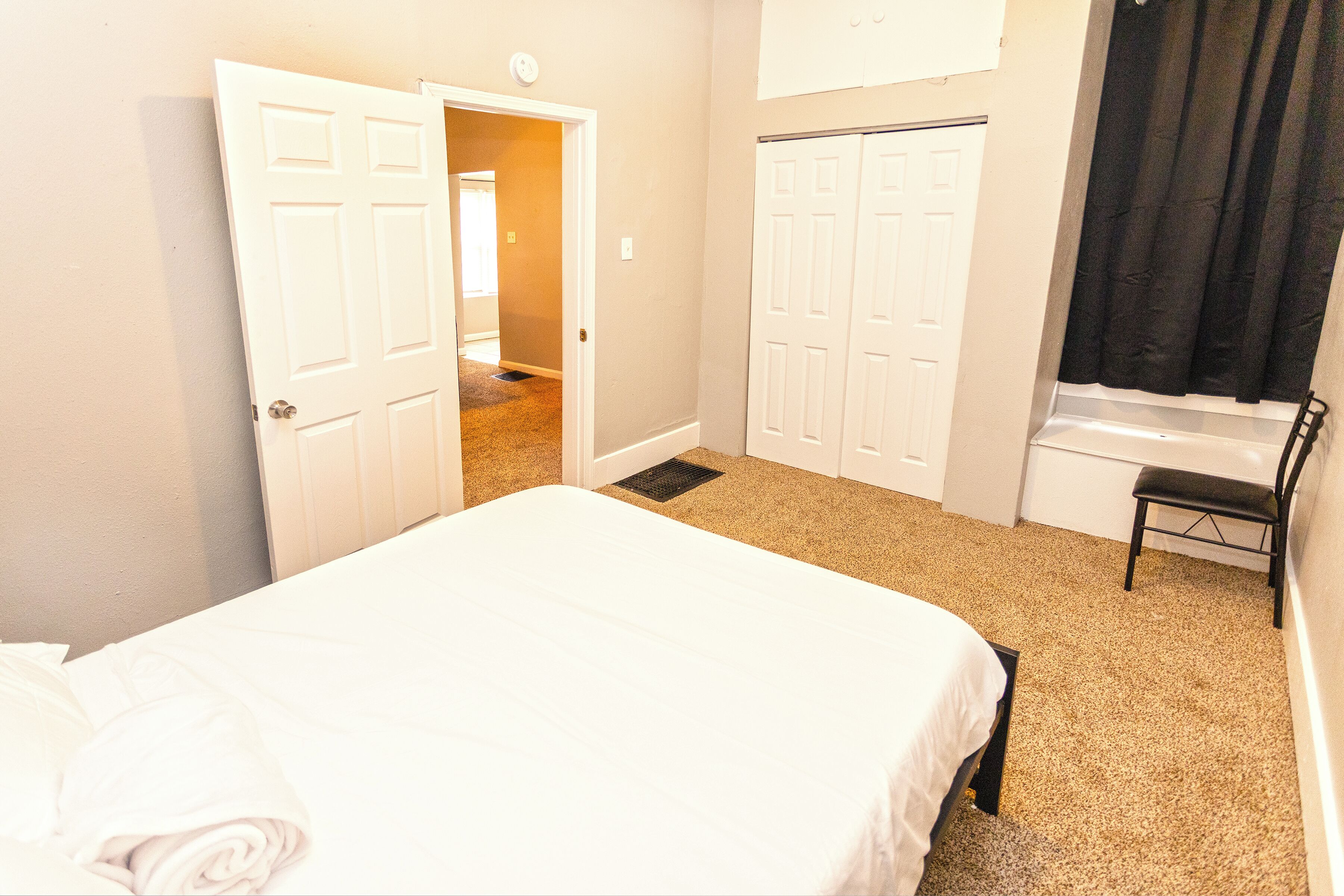 Tabla de planchar con plancha, wifi y ropa de cama 