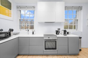 ثلاجة، ميكروويف، فرن، موقد طهي مسطح