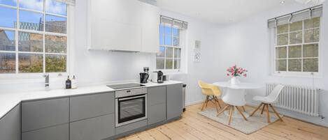 冷蔵庫、電子レンジ、オーブン、コンロ