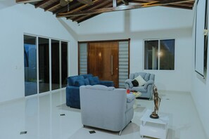 Interior - Finca Privada de 6 Habitaciones con Piscina, Cancha de Fútbol y Vistas (San Gil)