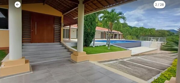 Outdoor pool - Finca Privada de 6 Habitaciones con Piscina, Cancha de Fútbol y Vistas (San Gil)