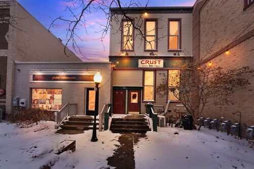 Bright 3-Bedroom Downtown Holland Apartment