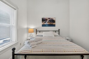 3 habitaciones, tabla de planchar con plancha, wifi y ropa de cama 
