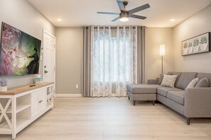 Living area - 4BR Home w/ 2 Kitchens & 2 Living Rooms (San Antonio)