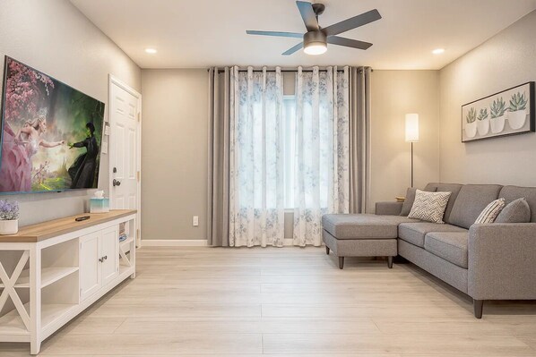 Living area - 4BR Home w/ 2 Kitchens & 2 Living Rooms (San Antonio)