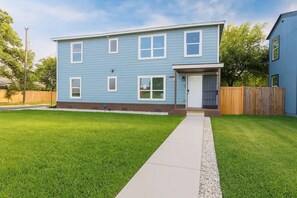 Exterior - 4BR Home w/ 2 Kitchens & 2 Living Rooms (San Antonio)