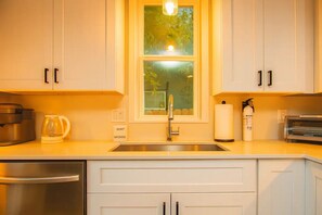 Private kitchen - 4BR Home w/ 2 Kitchens & 2 Living Rooms (San Antonio)