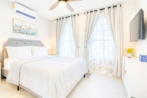 Room - 4BR Home w/ 2 Kitchens & 2 Living Rooms (San Antonio)