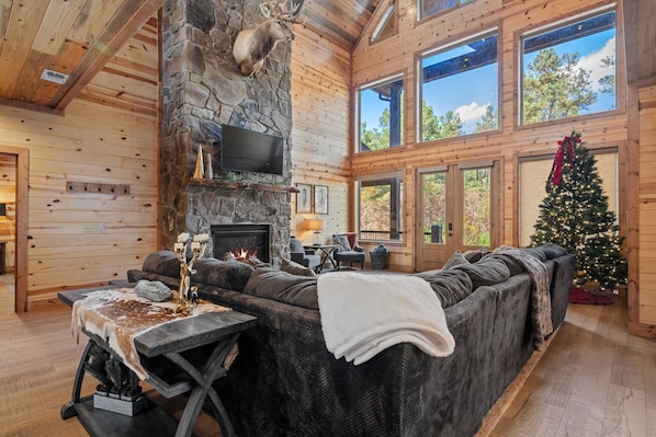 TV, fireplace - Spacious 5-bedroom cabin Centrally located in Hochatown with Backup Generator (Broken Bow)