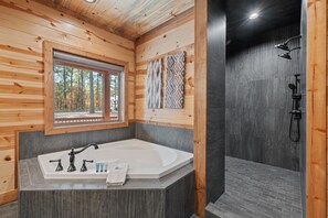 Hair dryer, towels, soap, toilet paper - Spacious 5-bedroom cabin Centrally located in Hochatown with Backup Generator (Broken Bow)
