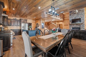 Une cuisine spacieuse avec des meubles en bois et une cheminée en pierre.