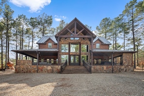 Exterior - Spacious 5-bedroom cabin Centrally located in Hochatown with Backup Generator (Broken Bow)